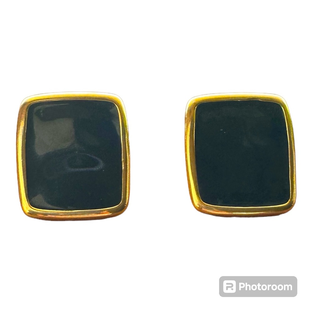 Vintage Monet clip on earrings.